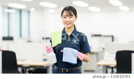 建物の清掃の仕事をする女性 建物の清掃の仕事をする女性 132610701