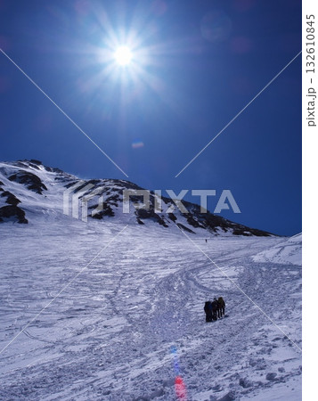 残雪の立山黒部アルペンルート　一の越への登る登山者と雄山を望む 132610845