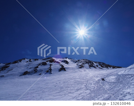 残雪の立山黒部アルペンルート 一の越への登る登山者と雄山を望む 残雪の立山黒部アルペンルート 一の越への登る登山者と雄山を望む 132610846
