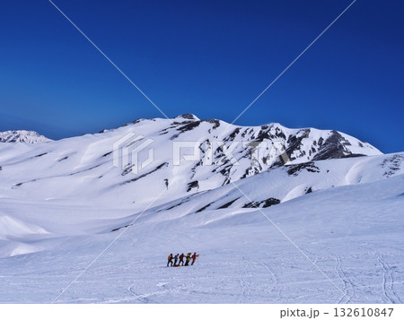 残雪の立山黒部アルペンルート　一の越への登る登山者と雷鳥沢を望む 132610847