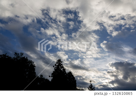 天空に朝焼けの残照が残る雲たちの造形美 天空に朝焼けの残照が残る雲たちの造形美 132610865
