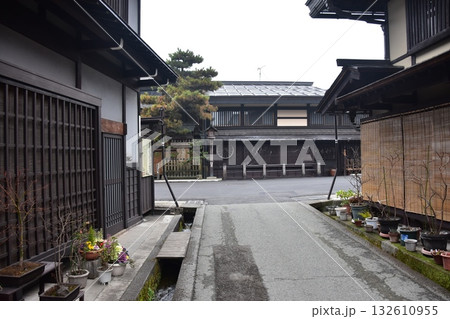 日本の岐阜県の春　高山市中心部の古い町並み　歴史的な日本家屋と道端に置かれた美しい鉢植え 132610955