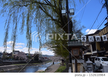 日本の岐阜県の高山市 中心部を流れる宮川と観光名所の宮川朝市 満開の桜と美しい青空 お昼過ぎの様子 日本の岐阜県の高山市 中心部を流れる宮川と観光名所の宮川朝市 満開の桜と美しい青空 お昼過ぎの様子 132610964