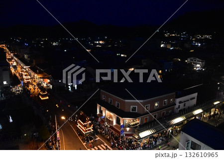 日本の岐阜県の高山市　春の高山祭の夜祭　日没後に巡行する提灯屋台　街並みの俯瞰写真 132610965