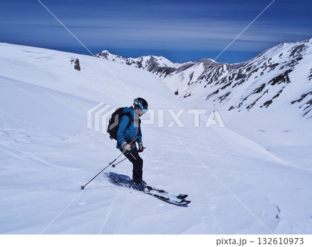 春スキーの立山黒部アルペンルート　浄土山と龍王岳のコルから滑る山スキーヤー 132610973
