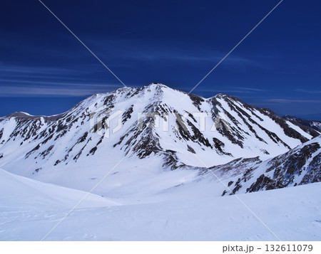 春スキーの立山黒部アルペンルート　浄土山と龍王岳のコルから雄山を臨む 132611079