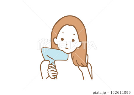 髪を乾かしている女性 132611099