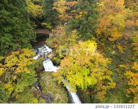 紅葉の銀山温泉の渓流　空撮 132611227