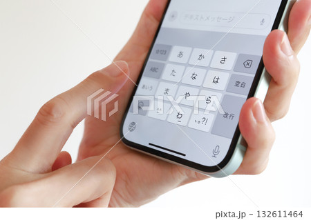 スマホでメッセージを入力する手元 132611464