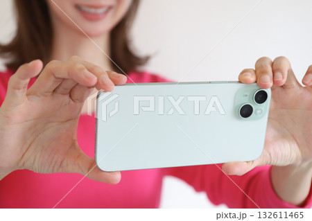 動画を撮る女性 132611465