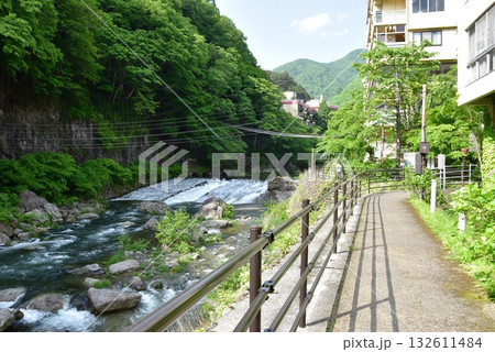 日光市川治温泉　男鹿川沿い遊歩道と山並み 132611484