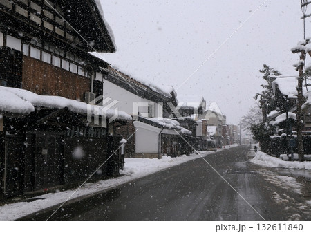 盛んに雪の降る増田の古い街並み 132611840