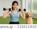 ダンベルを持ち上げる女性と見守るゴールデン 132611910