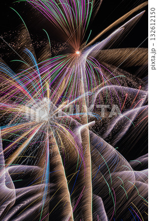 カラフルな花火 132612150