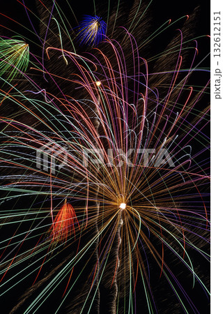 カラフルな花火 132612151