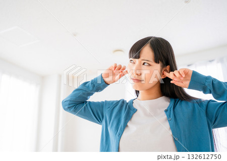 耳を塞ぐ若い女性 132612750