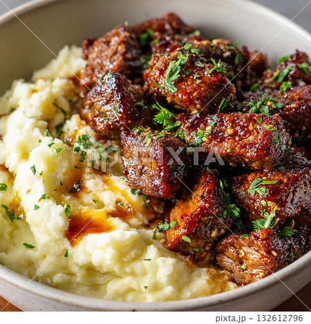 温かい家庭料理:ハーブを散らした煮込み肉とポテト 温かい家庭料理:ハーブを散らした煮込み肉とポテト 132612796