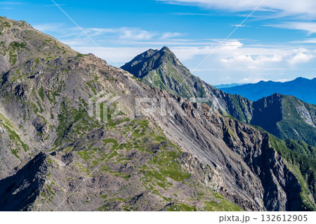 西農鳥岳の山頂から見る北岳　南アルプス白峰三山の間ノ岳と農鳥岳登山 132612905