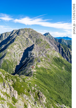 西農鳥岳の山頂から見る間ノ岳と北岳　南アルプス白峰三山の間ノ岳と農鳥岳登山 132612908