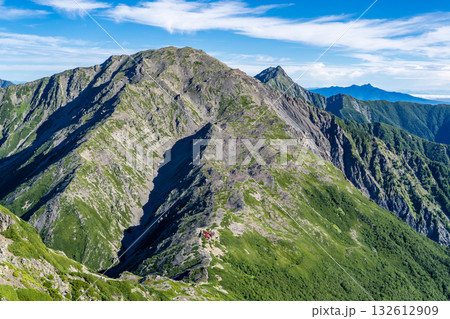 西農鳥岳の山頂から見る間ノ岳と北岳　南アルプス白峰三山の間ノ岳と農鳥岳登山 132612909
