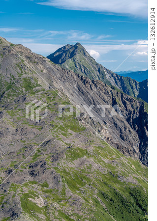 西農鳥岳の山頂から見る北岳　南アルプス白峰三山の間ノ岳と農鳥岳登山 132612914