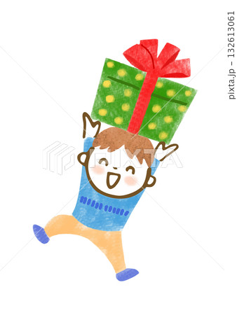 大きなクリスマスプレゼントを持った男の子の手描きイラスト 132613061