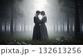 霧深い森の中で抱きしめ合うカップル 132613256
