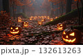 霧深い秋の森で光るジャック・オー・ランタン 132613263