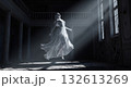 白いドレスを着て浮かぶ美しい幽霊 132613269