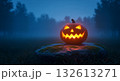 霧深い夜の森で、岩の上に置かれた光るジャック・オー・ランタン 132613271