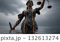 嵐と雷雨の中の正義の女神像 132613274
