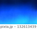 青く光るグラデーション背景 抽象背景 青く光るグラデーション背景 抽象背景 132613439
