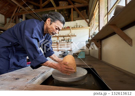 ろくろを使って器を形作るシニア男性 132613612