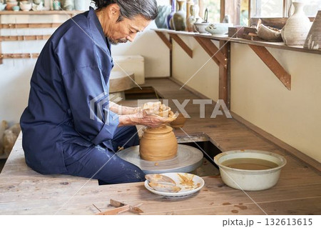ろくろを使って器を作る男 ろくろを使って器を作る男 132613615