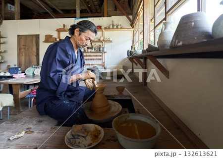 ろくろを使って器を形作るシニア男性 132613621