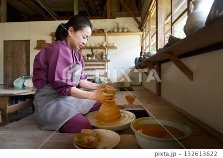 ろくろを使って器を作る女性 132613622