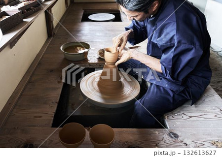 ろくろを使って作品を成形するベテラン職人 ろくろを使って作品を成形するベテラン職人 132613627
