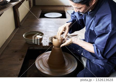 ろくろを使って作品を成形するベテラン陶芸家 ろくろを使って作品を成形するベテラン陶芸家 132613628