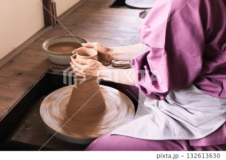 ろくろを使って器を形作る女性の手元 132613630