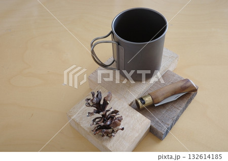 チタンカップとフォールディングナイフ — ミニマルに楽しむアウトドアの時間 132614185