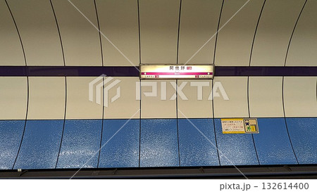 大阪メトロ谷町線の阿倍野駅のホームドア工事中の風景 132614400