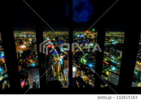 高層ビルから見える夜の街 132615163