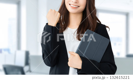 ガッツポーズをする女性・ビジネスウーマン ガッツポーズをする女性・ビジネスウーマン 132615221