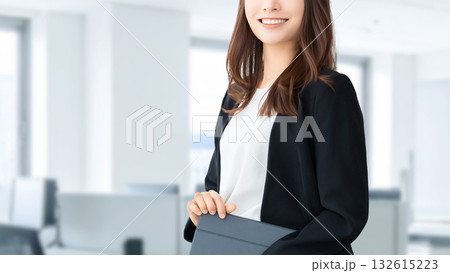 笑顔の女性・ビジネスウーマン 132615223