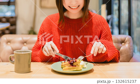 カフェでスイーツを食べる女性 カフェでスイーツを食べる女性 132615237