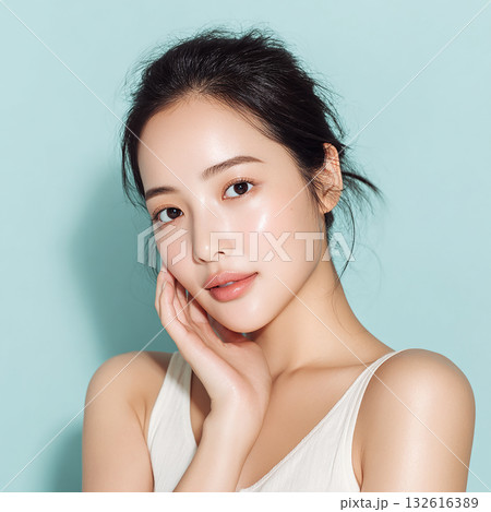 肌の瑞々しさと輝きを強調した、ビューティーイメージのクローズアップ 132616389
