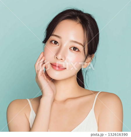 清潔感のある白い衣装と優しい表情が魅力的なアジア人女性 132616390