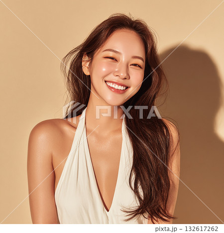 光沢感のある肌と艶やかな黒髪の若年女性 132617262