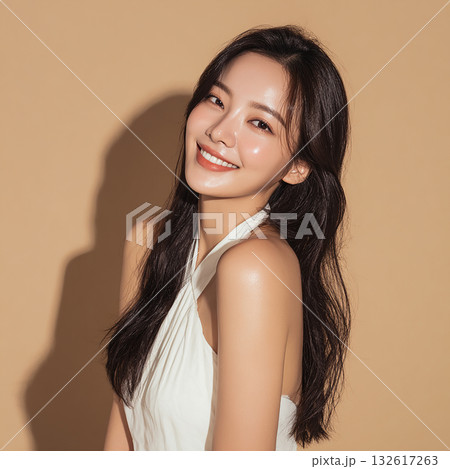 白いホルターネックとベージュ背景の女性ポートレート 132617263