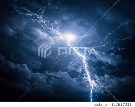 夏の夕立:空を覆う暗雲と稲妻の閃光 夏の夕立:空を覆う暗雲と稲妻の閃光 132617331